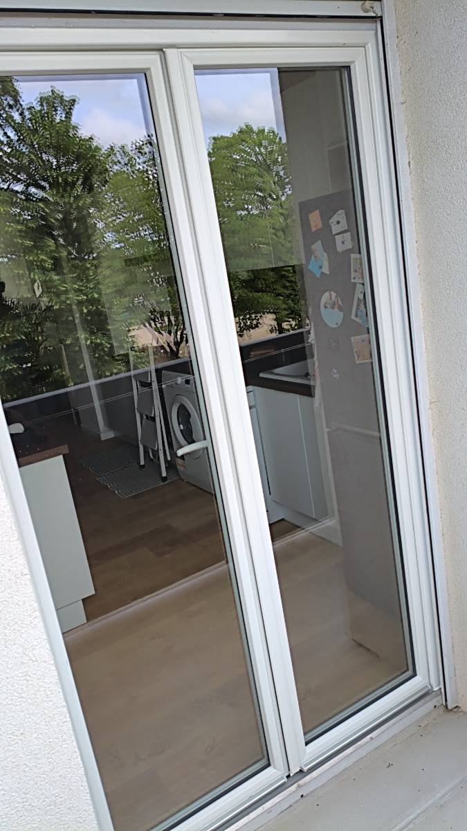 Porte-fenêtre 2 vantaux : luminosité et isolation optimisées.