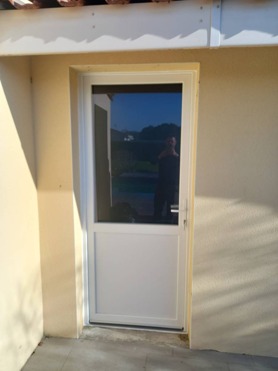 APRÈS : Remplacement par une Porte PVC Blanc PREFAL. Sécurité renforcée, isolation garantie et résistance parfaite à l'humidité et aux produits chimiques du local piscine. Installation professionnelle par ML Menuiserie à Fontenilles.