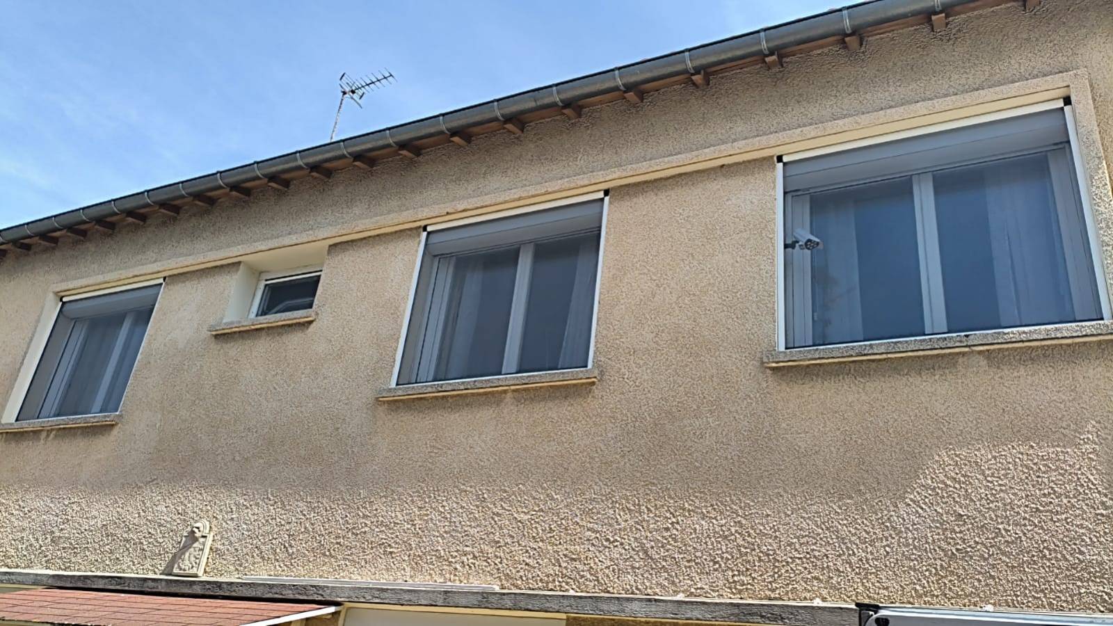 Installation de moustiquaires sur mesure MARITON à Toulouse (31300). Focus sur la pose de modèles enroulables et plissés par l'équipe de ML Menuiserie Fonsorbes, membre du réseau PRO CONCEPT HABITAT.