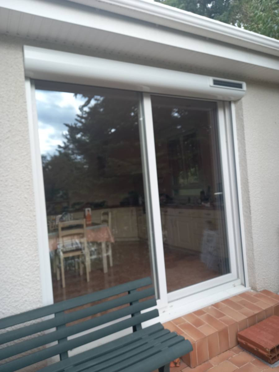 Pose de volet roulant solaire en Aluminium blanc