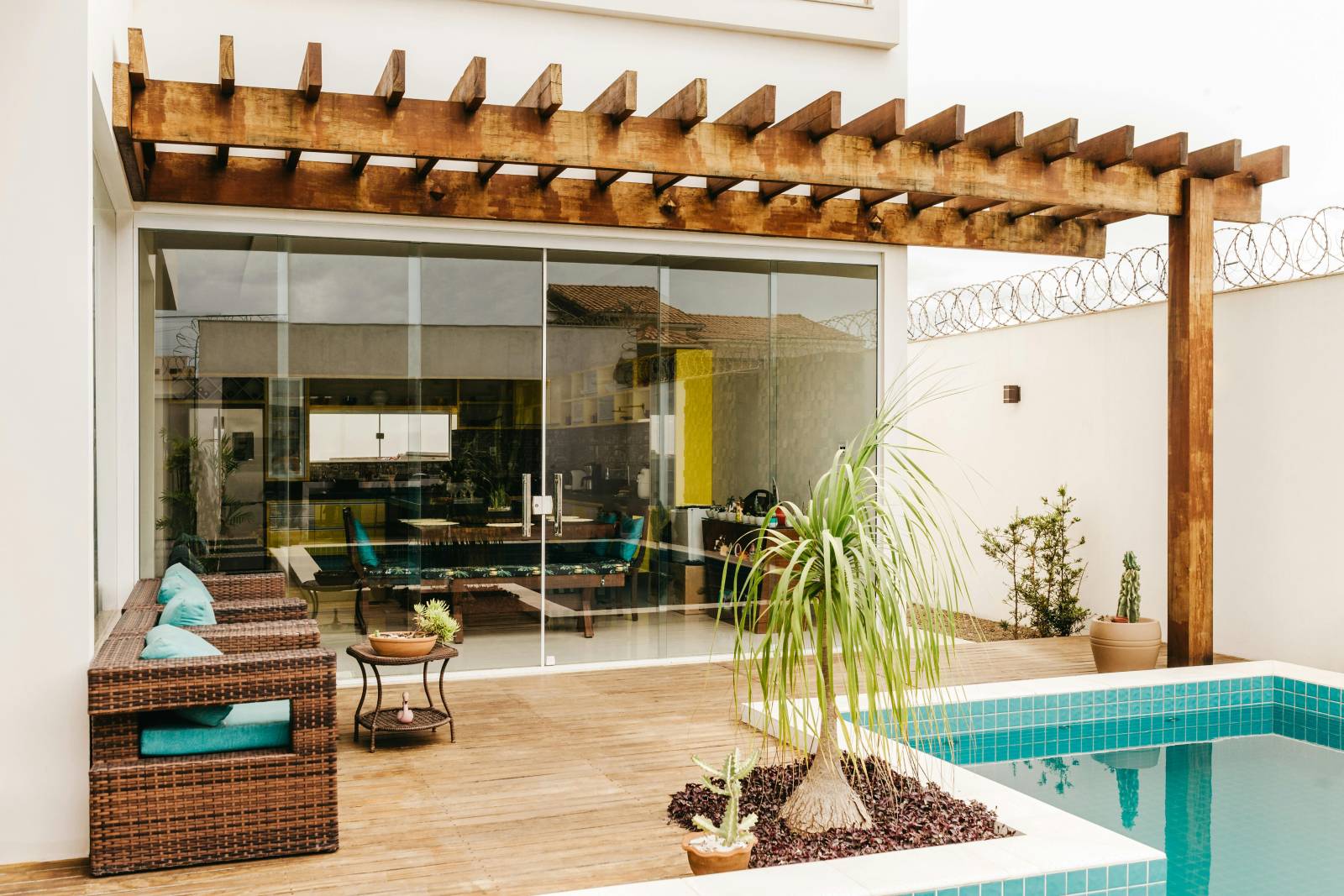 Installation de pergolas bioclimatiques sur mesure à Blagnac (31700) : Optimisez votre extérieur avec ML Menuiserie