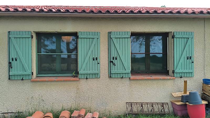 Début du chantier avant la pose des volets roulants solaires.