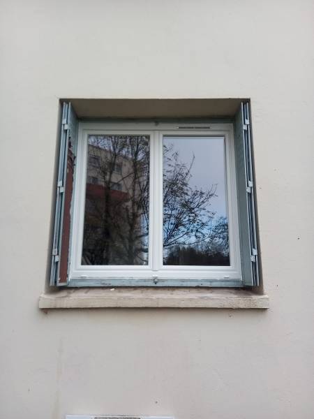 Installation en rénovation d'une fenêtre PVC PREFAL sur mesure par ML Menuiserie. Le résultat : une isolation acoustique et thermique de pointe, essentielle en ville.