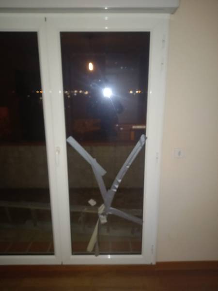 L'urgence d'un double vitrage cassé dans le secteur de Toulouse, compromettant la sécurité de l'habitation et l'isolation thermique de la fenêtre.