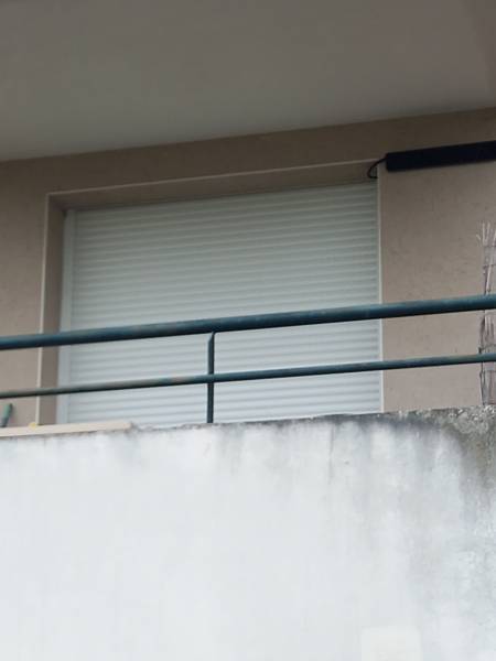 Pose d'un volet roulant solaire sur la commune de Castelginest ( 31780 )