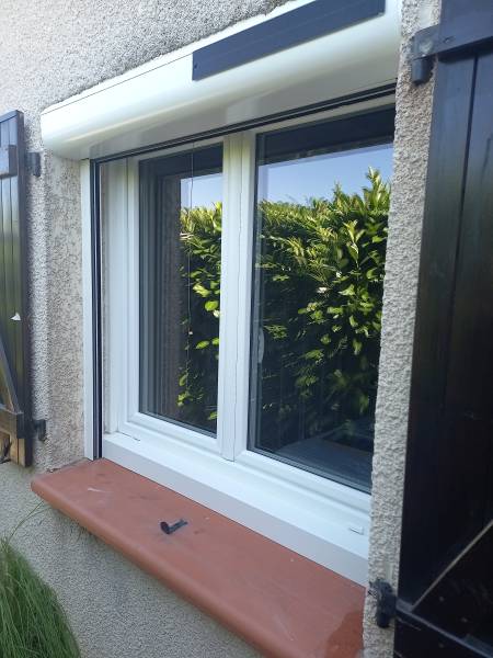 Volet roulant solaire en aluminium blanc sur la commune de l'Union