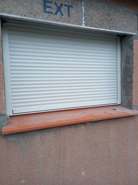 Volet roulant électrique en aluminium de couleur blanc avec pose dans coffre maçonné sur la commune de Fonsorbes proche de Toulouse
