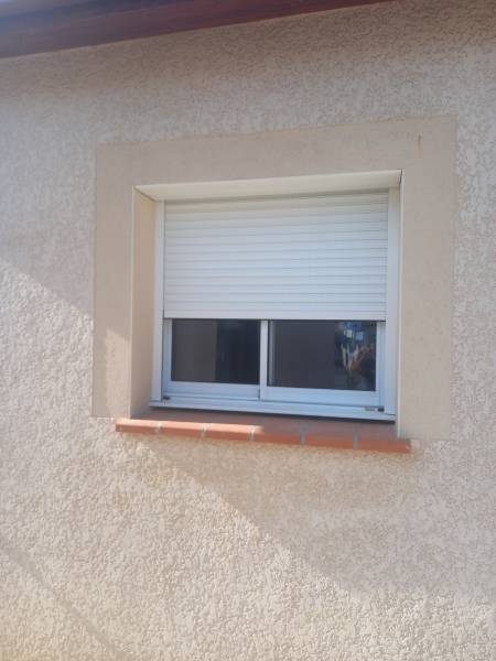 Pose d'un volet rouant électrique à commande radio sur la commune de Fontenilles ( 31470 )