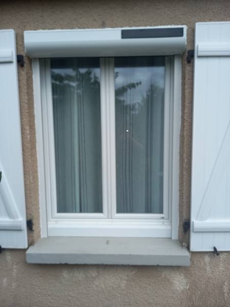 Pose d'un volet roulant solaire en aluminium blanc sur la commune de Labarthe- sur -Lèze