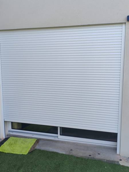 Pose d'un volet roulant solaire en aluminium blanc de chez PROFALUX sur la commune de Fonsorbes ( 31470 )