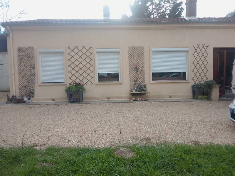 Pose de volet roulant électrique en aluminium avec commande radio sur la commune de Saiguède en Haute-Garonne