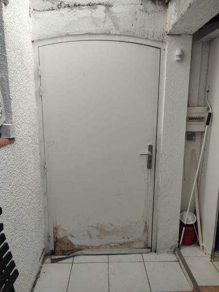 Remplacment d'une porte de service en bois sur la commune de Pins-Justaret