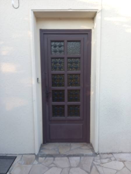 Remplacement d'une porte d'entrée sur la commune de Léguevin proche de Toulouse ( Avant )