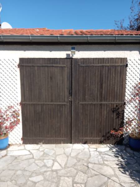 L'ancienne porte de garage abîmée à Fonsorbes nécessitant un remplacement urgent.