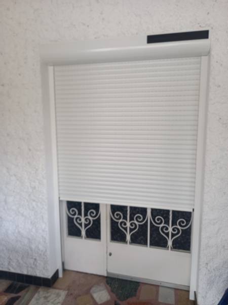 Pose d'un volet roulant solaire en aluminium de couleur blanc sur la commune de Saint-Jean proche de Toulouse en Haute-Garonne