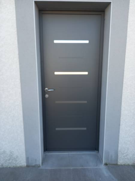 Porte en aluminium installée après une dépose totale sur la commune de Saint-Lys