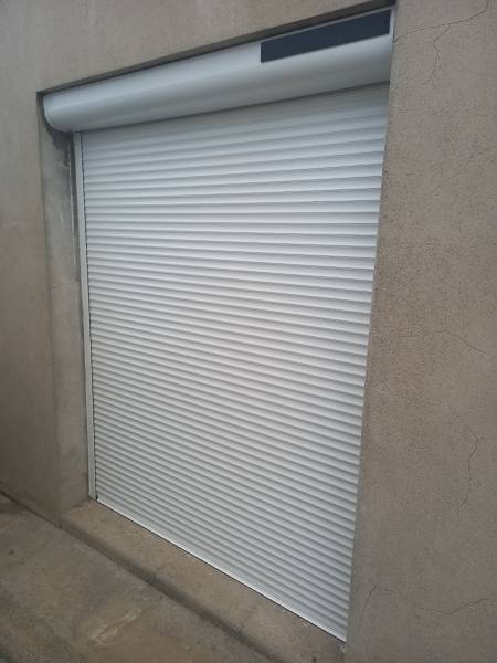 Pose d'un volet roulant solaire en aluminium sur la commune de Saint-Vincent ( 31290 )