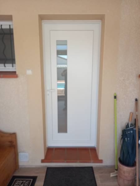 Porte d'entrée en PVC blanc fabriqué par SWAO et installé par ML Menuiserie de Fonsorbes sur la commune de Fontenilles
