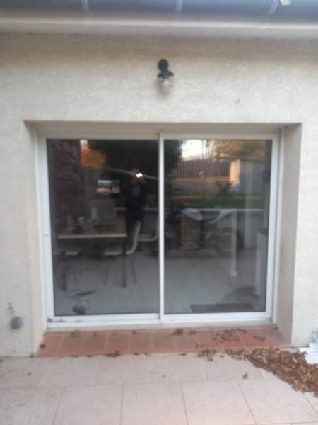 Préparation de l'installation du volet roulant solaire PROFALUX à Bonrepos-sur-Aussonnelle (31). Notre expertise ML Menuiserie garantit une pose propre et efficace, même sans raccordement électrique.