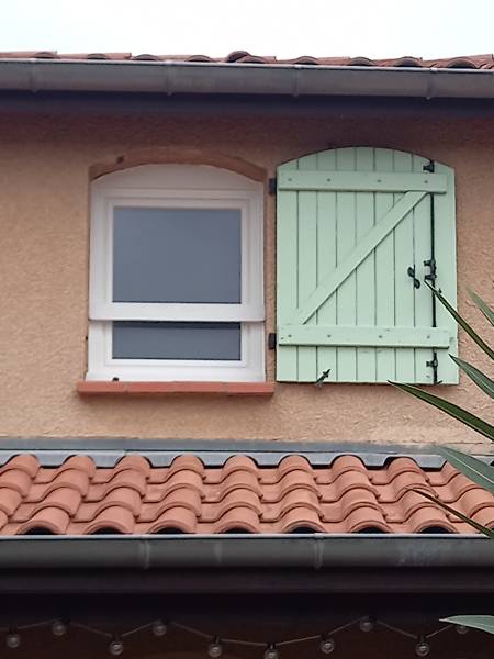 Chaque fenêtre est installée millimètre par millimètre. La pose en rénovation exige la rigueur que seul un artisan qualifié comme ML Menuiserie peut garantir.