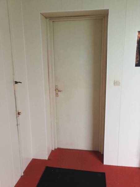 Transformation réussie grâce à la dépose totale : les anciennes portes en bois ont été remplacées par des portes en PVC blanc, offrant une finition moderne et une meilleure isolation.