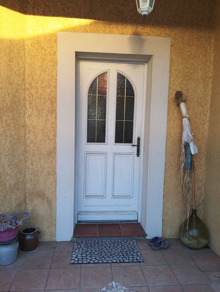 L'ancienne porte d'entrée en bois à Muret représentait un pont thermique majeur. Une source de déperdition énergétique et un point faible dans l'isolation globale de la maison.