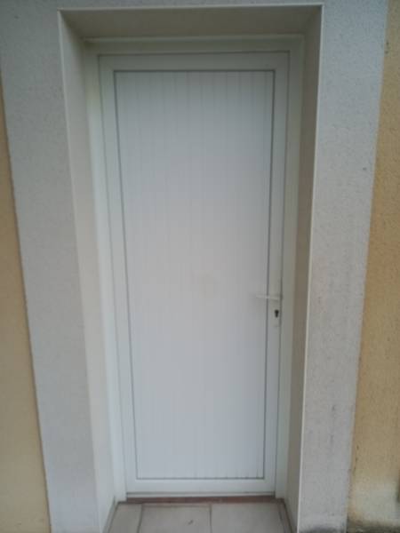 L'ancienne porte PVC de 20 ans, source de ponts thermiques et de déperdition de chaleur. Le changement de menuiserie était essentiel pour améliorer l'isolation et la sécurité.