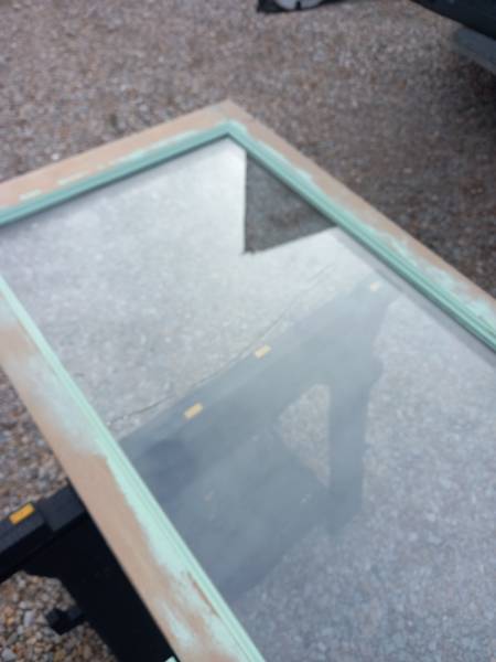 Remplacement du double vitrage cassé par une nouvelle unité haute performance.