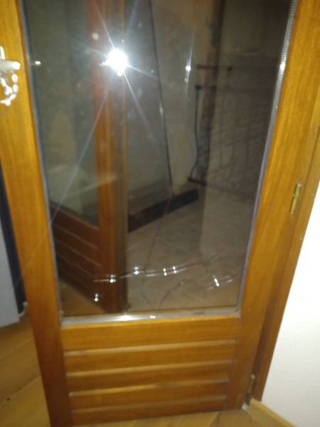 Porte-fenêtre en bois à Toulouse Centre avec double vitrage défaillant ( cassé ) nécessitant un remplacement urgent.