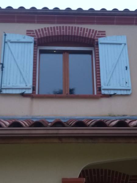 Vieille installation = ponts thermiques et déperditions de chaleur. Isolation minimale.