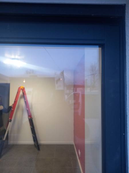 Urgence vitrage cassé à Le Fauga (31410). Ce double vitrage brisé sur une baie coulissante en aluminium était source de déperdition thermique et d'insécurité. Une intervention rapide de ML Menuiserie Fonsorbes était nécessaire pour sécuriser l'ouverture e