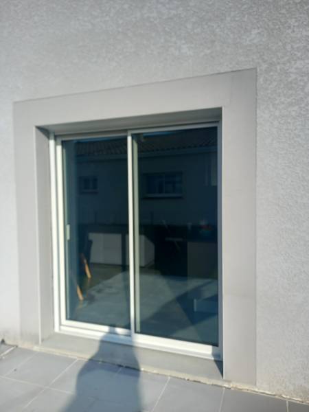 Le coulissant aluminium PREFAL apporte luminosité et modernité à cette maison de Fonsorbes. Grâce aux profils fins et à la rupture de pont thermique, profitez d'un maximum de lumière sans compromettre les performances énergétiques. Un gage de qualité par 