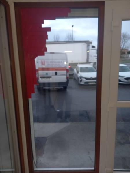 Avant : Constat d'un double vitrage cassé sur une fenêtre à Saint-Sauveur (31790). Ce vitrage ancien ne garantissait plus la sécurité ni l'isolation thermique de l'habitation. ML Menuiserie intervient pour un diagnostic précis avant remplacement.