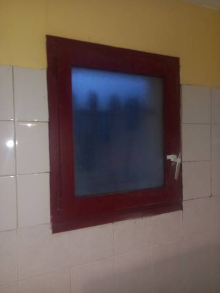 Ancienne menuiserie en bois (1998) à Fontenilles. Une fenêtre qui présentait des signes d'usure et une isolation thermique devenue insuffisante face aux standards actuels.