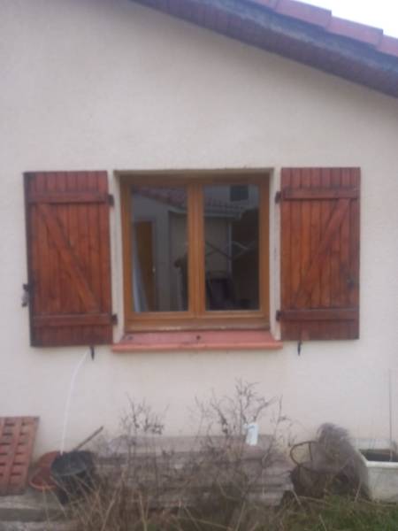 État initial : Ancienne paire de volets battants en bois à Fontenilles. Après des années d'exposition aux intempéries, le bois nécessitait un entretien lourd (ponçage, peinture) et présentait une isolation déclinante.