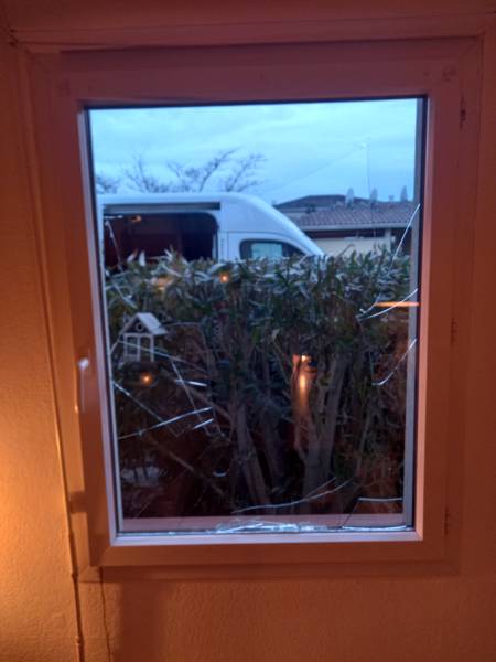 Avant intervention Fenêtre en PVC avec double vitrage cassé, provoquant une perte d’isolation thermique et phonique ainsi qu’un risque pour la sécurité du logement à Fonsorbes (31470) avant l’intervention de ML Menuiserie.