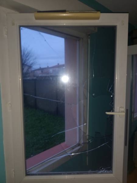 Avant intervention Fenêtre en PVC avec double vitrage cassé, entraînant une perte d’isolation thermique et phonique et un risque pour la sécurité du logement à Fonbeauzard (31140) avant l’intervention de ML Menuiserie