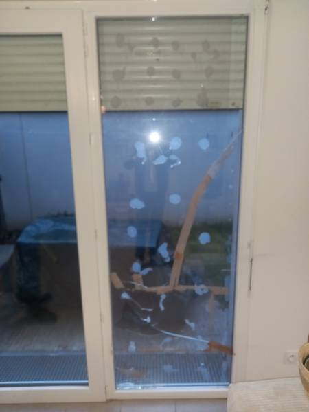 Avant : Double vitrage 4/16/4 cassé sur fenêtre PVC, provoquant une perte d’isolation thermique et un inconfort au quotidien.