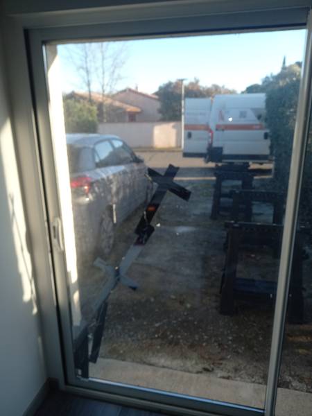 Double vitrage cassé sur baie coulissante en aluminium à Léguevin. Sécurisation du chantier par ML Menuiserie avant le remplacement complet du vitrage endommagé. Un bris de glace qui compromettait l'isolation thermique du logement.