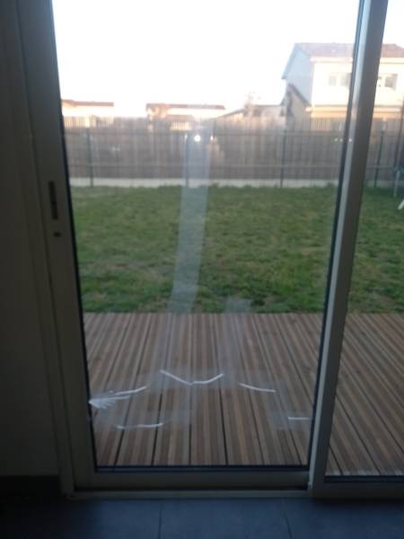 Double vitrage 4/20/4 cassé sur baie coulissante en aluminium à Fontenilles Avant notre intervention, la baie vitrée coulissante en aluminium présentait un double vitrage cassé, entraînant une perte d’isolation thermique, une diminution de l’isolation aco