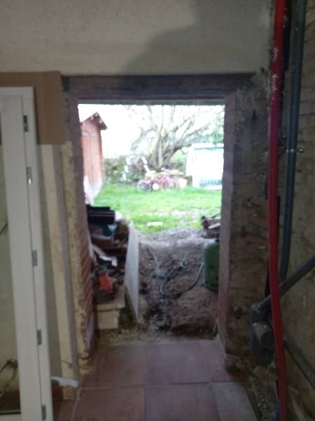 De l'ombre à la lumière à Savères (31470)  Avant : Une simple réservation dans la maçonnerie, sans aucune protection ni isolation. Un espace brut qui attendait sa transformation.