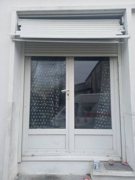 Sinistre à Villeneuve-Tolosane : Porte-fenêtre et volet roulant hors d'usage. > Constat des dégâts suite à un incendie : le double vitrage est fissuré par la chaleur et le volet roulant électrique a été forcé lors de l'intervention des pompiers. Une situa