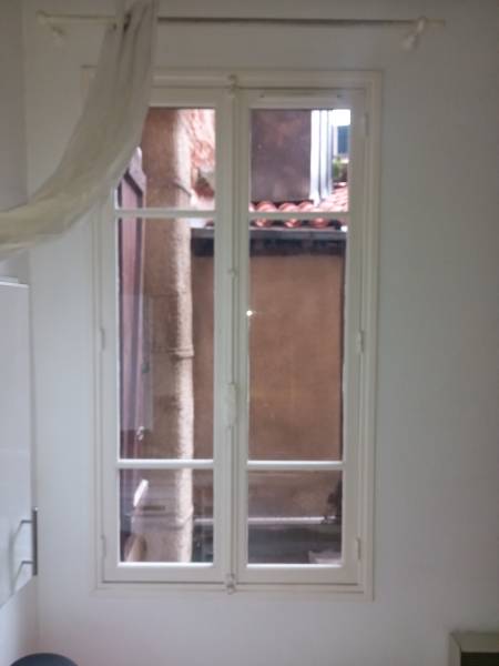 Anciennes fenêtres bois à Toulouse. Simple vitrage obsolète : déperdition de chaleur et nuisances sonores du centre-ville. Il était temps d'agir !