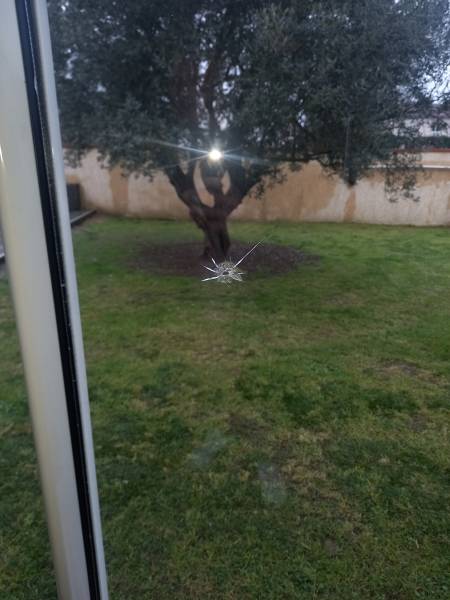 Impact sur baie vitrée coulissante : l'isolation thermique est compromise. Diagnostic ML Menuiserie à Muret.