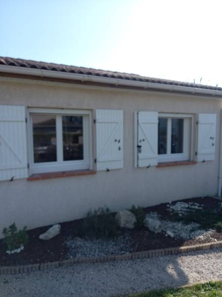 Le Sur-Mesure : Installation de 4 moustiquaires enroulables sur mesure pour un confort d'été total.