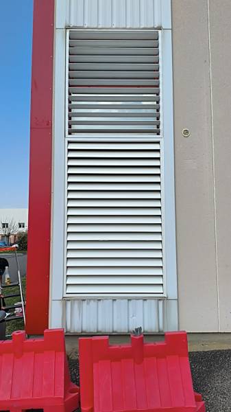 Chantier de protection solaire à Tournefeuille : collaboration à la pose entre ML Menuiserie et Jean-Jacques Pham Vegi pour un résultat professionnel.