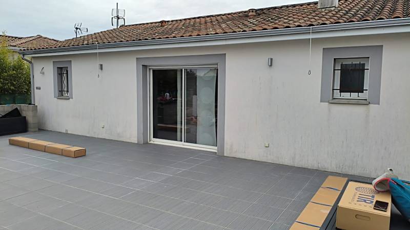 Début d'installation à Fonsorbes ! Mouhoutari et Jean-Jacques préparent le terrain pour la pose d'une pergola bioclimatique OPEN R1 signée Marquises. 