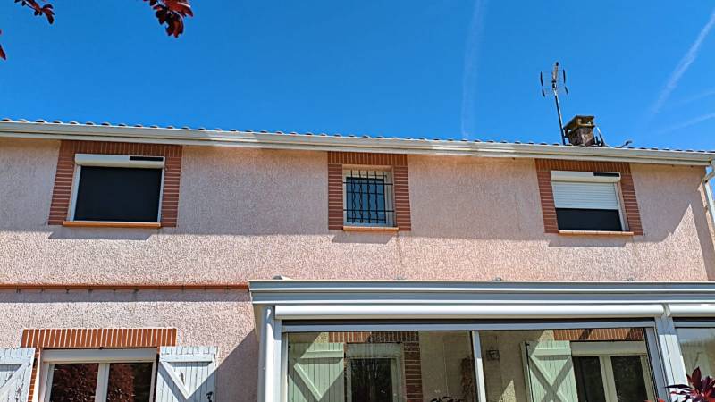 Volets roulants solaires PROFALUX avec moustiquaires intégrées posés à Saint-Lys. Expertise ML Menuiserie.