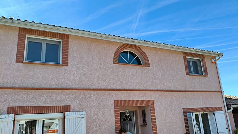 Zoom sur les moustiquaires enroulables FPP INDUSTRIES. Une pose de précision signée ML Menuiserie et Mouhoutari Nassour.