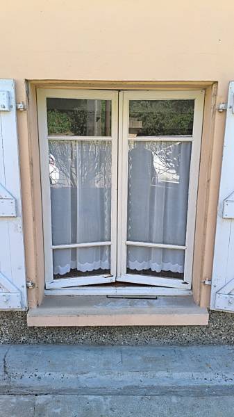 Focus sur l'obsolescence : Une menuiserie bois fatiguée prête à laisser place à la performance du PVC PREFAL.